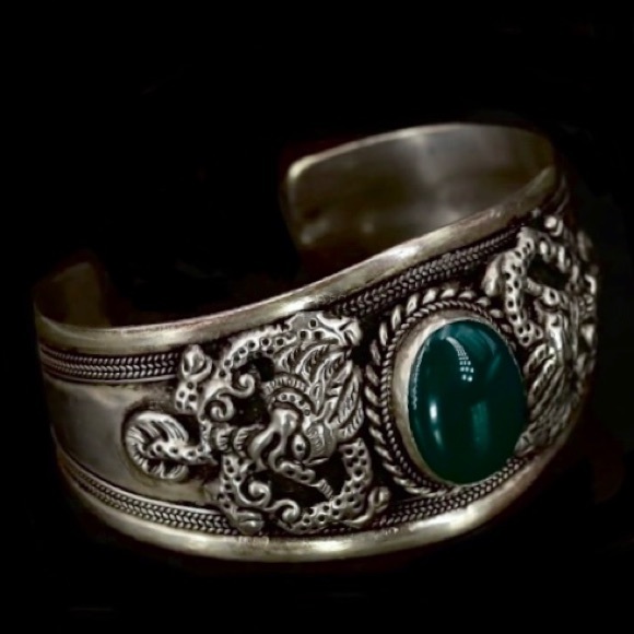 🦚Vintage Chinese 1950s Sterling Silver Dragon Repousse Cuff w/Green Agate - Picture 2 of 6